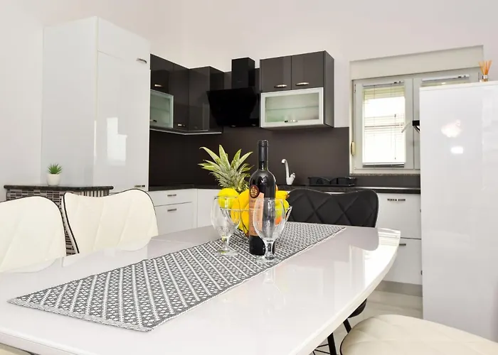 Ika By Interhome Lägenhet Maslenica